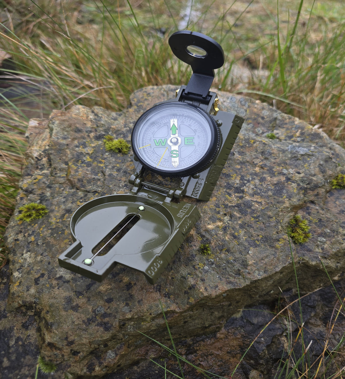Militär Kompass mit Visier & Lupe – Präziser Outdoor Kompass aus Metall mit 360° Limbus